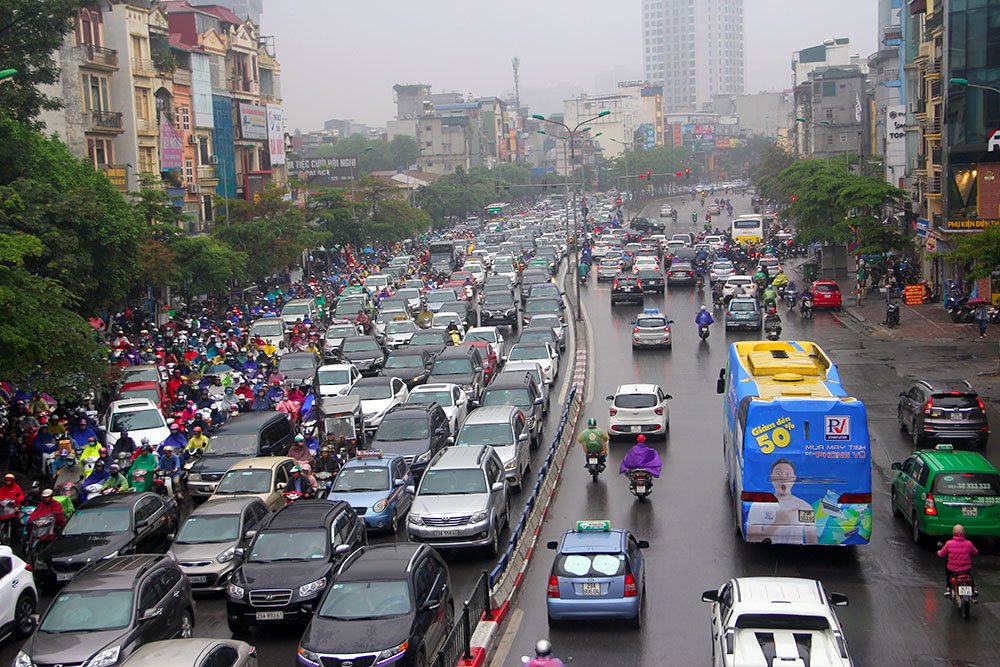 Hà Nội mù mịt, tắc cứng trong mưa phùn